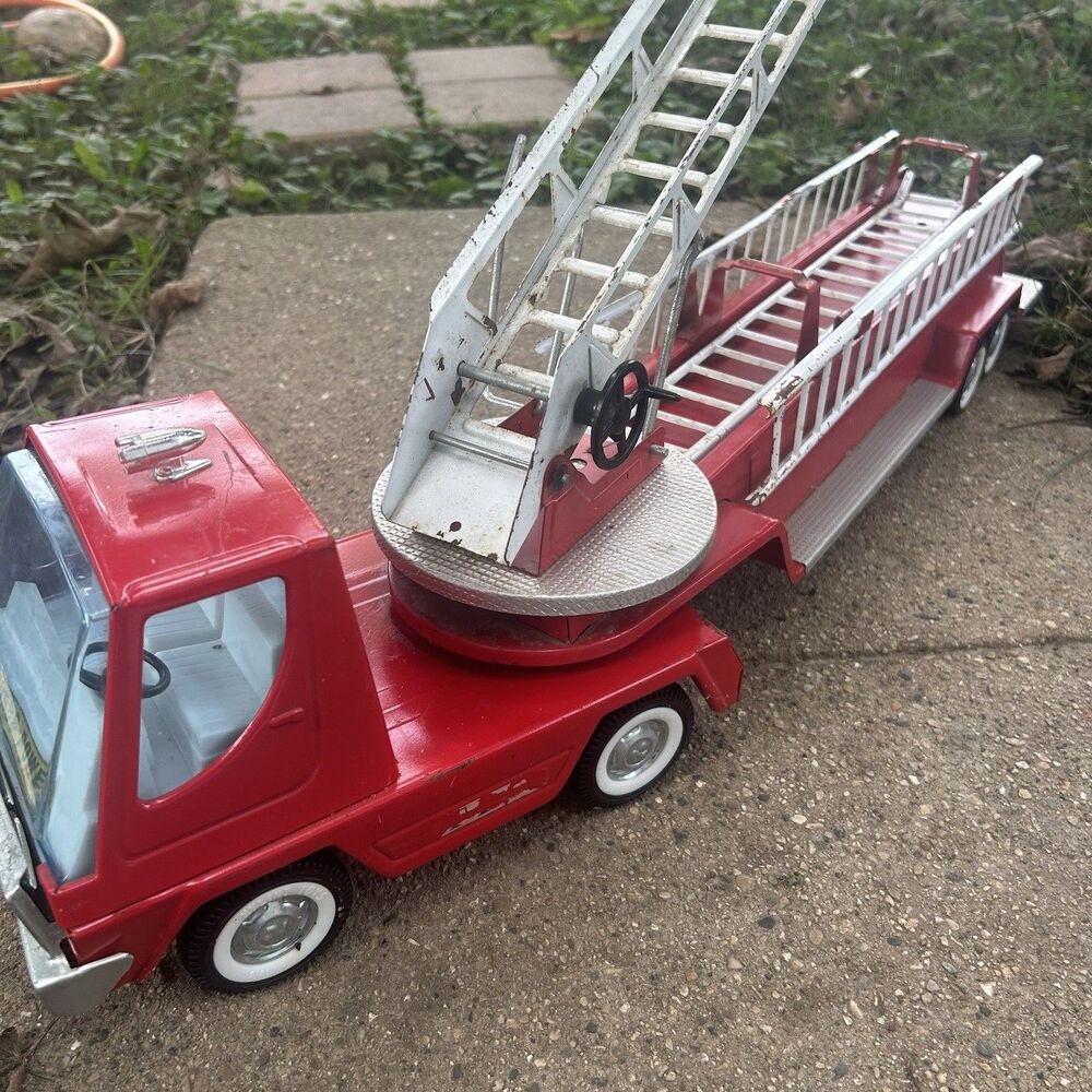 Vintage Nylint Pressed Steel Fire Truck 33 Turbo Power Hook Ladder Aerial 29.5"